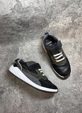 Дитячі кросівки clarks оригінал на липучці розмір 31 шкіра