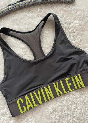 Топ calvin klein (колекція intense power) сірого кольору з широкою резинкою та контрастним салатовим логотипом