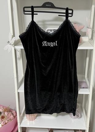 Коротка сукня shein оксамитова на бретельках з написом angel