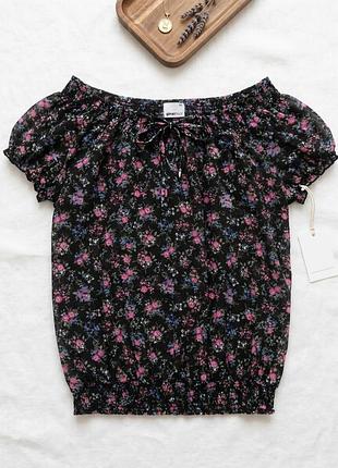 Ніжна шифонова чорна блузка з відкритими плечима gina tricot (розмір 34 / xs) — літня блуза в дрібний квітковий принт резинкою на талії