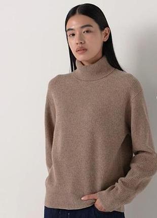 Светр жіночий з горловиною uniqlo бежевого кольору розмір s/m/l
