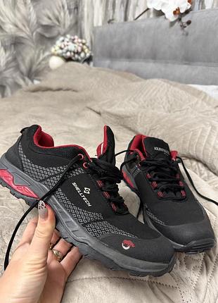 Кросівки. 👟