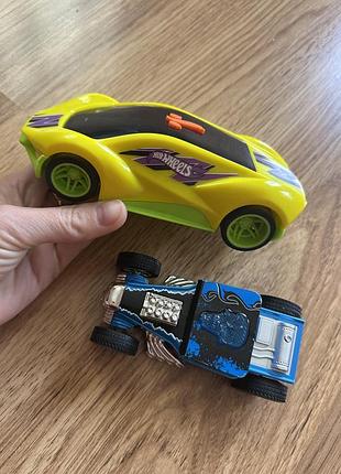 Машинка hot wheels із звуковим, світловим та дріфтовим ефектами