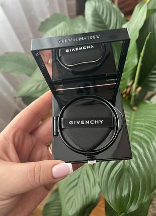 Тональна основа givenchy prisme libre skin-caring glow cushion кушон