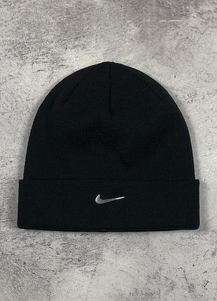 Класична шапка nike з металевим логотипом