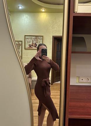 Коричнева сукня в рубчик з пояском