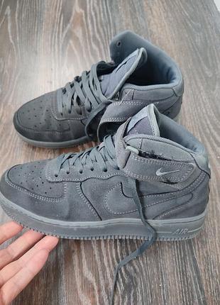 Високі сірі замшеві кросівки nike air force 1 mid сірі (демісезон), хайтопи nike