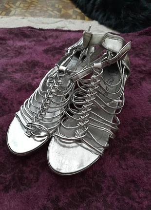 Сріблясті туфлі на танкетці