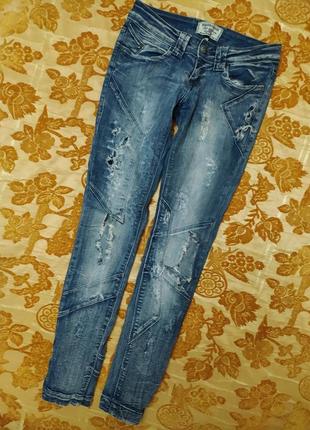 Стильные рваные джинсы bershka denim, сост. очень хорошее. размер евро 36. сток!1 фото