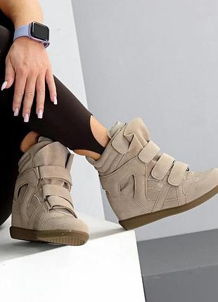 Крутые бежевые замшевые сникерсы на липучках в спортивном стиле isabel marant