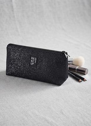Блестящая черная косметичка make factory - стильный аксессуар на молнии, размер 4.5×10.5×22.5 см