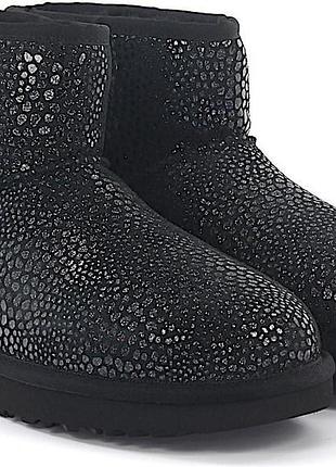 Жіночі чорні замшеві короткі черевики ugg з блискучим текстурованим покриттям