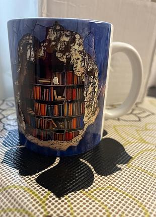 Кружка з 3d малюнком книжкова полиця