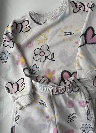 Спортивний костюм zara для дітей, світшот та джогери, білий з принтом, розмір 98 (2-3 роки)