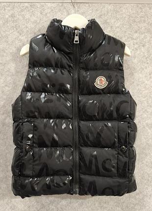 Черный детский пуховый жилет с принтом от бренда moncler
