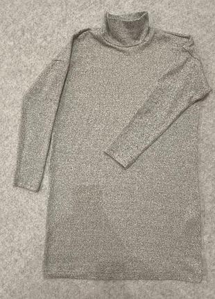 Женское платье-свитер удлиненная туника uniqlo из мягкого меланжевого трикотажа серого цвета с высоким воротником (гольф) и свободным силуэтом оверсай
