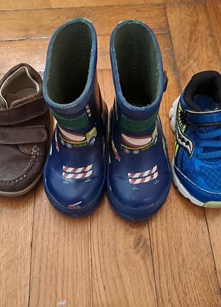 Лот взуття для хлопчика: черевики, гумові чоботи та кросівки saucony