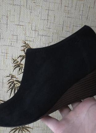 Чорні замшеві ботильйони на танкетці clarks, розмір 38
