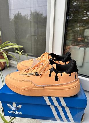 Кросівки adidas шкіряні помаранчеві з чорним принтом