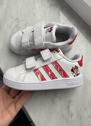 Класичні білі тенісні кросівки з колаборації adidas та disney,для малюків minnie mouse 24р