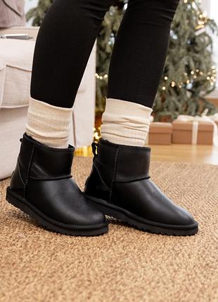 Ugg mini black lacquer
