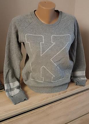 Стильний сірий свитшот kiomi в університетському стилі (varsity)