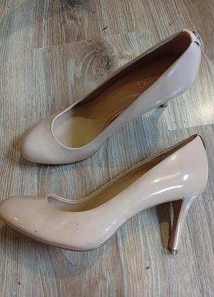 Бежевые туфли лодочки на каблуке, michael kors, 37-38 p