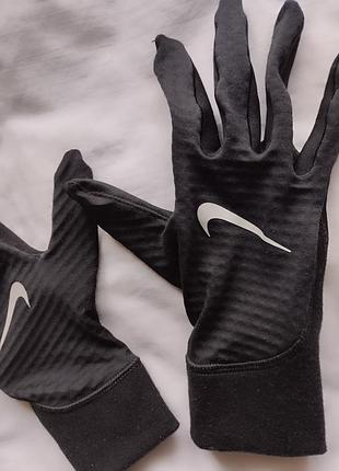 Чорні спортивні рукавички nike з логотипом swoosh. легкі тренувальні для бігу або футболу, розмір — м, синтетика