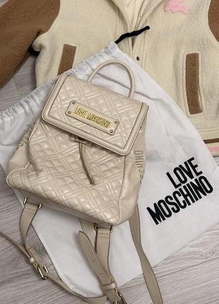 Стьобаний бежевий рюкзак love moschino (колекція borsa quilted nappa pu avorio / jc4012)