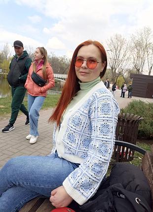 Жіночий в'язаний гачком кардиган біло-блакитний