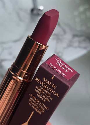 Помада матова charlotte tilbury matte revolution love liberty 3.5 г