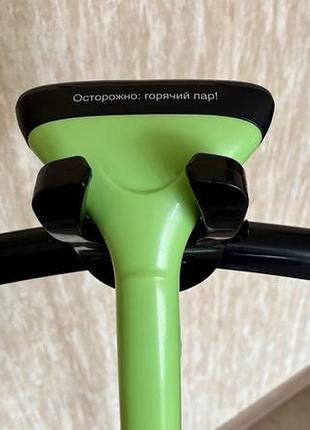 Вертикальний відпарювач з тримачем для одягу