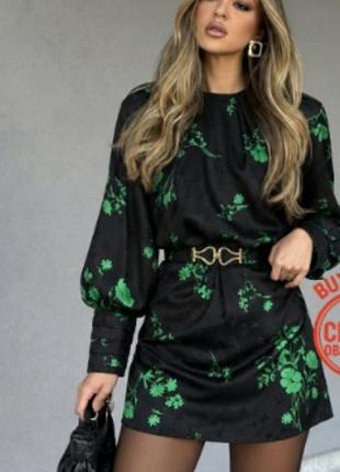 Черное жаккардовое платье мини от бренда zara с ярким зеленым растительным принтом.