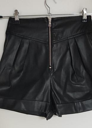 Черные женские шорты из искусственной кожи от bershka