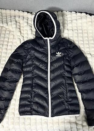 Жіноча куртка-пуховик adidas чорна з капюшоном