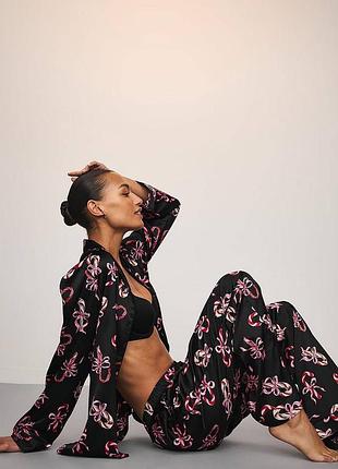 Піжама жіноча victoria’s secret сатинова чорна з новорічним принтом
