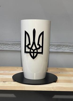 Ваза з тризубом на металевій основі