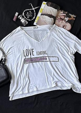 Футболка жіноча біла оверсайз з принтом love loading