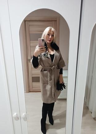 Жіноче пальто кольору кемел на запах з поясом та хутряним коміром