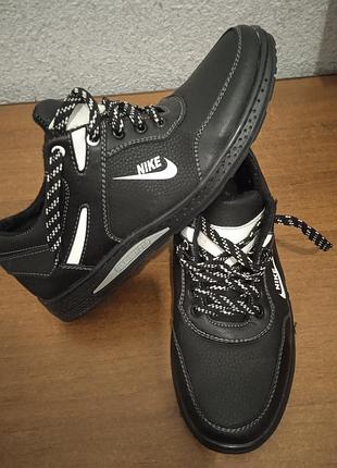 Кросівки чоловічі nike чорні, розмір 43, екошкіра, ідеально підійдуть на дощові осінні дні,легкі,зручні....