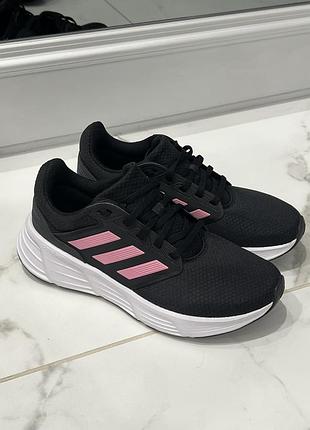 Кросівки жіночі adidas galaxy 6 ie8149 чорні з рожевим для бігу