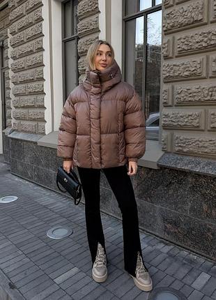 Женский пуховик свободного фасона с капюшоном