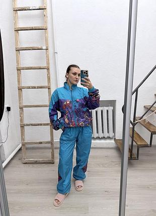 Жіночий спортивний костюм двійка блакитно-фіолетовий з абстрактним принтом