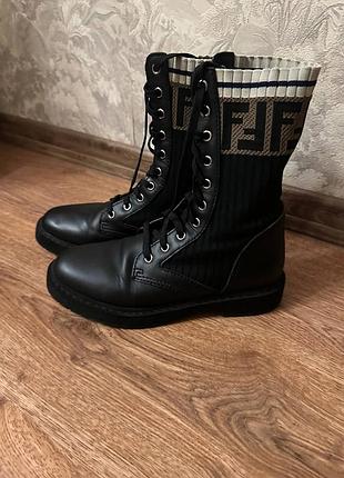 Шикарные,кожаные,ботинки fendi