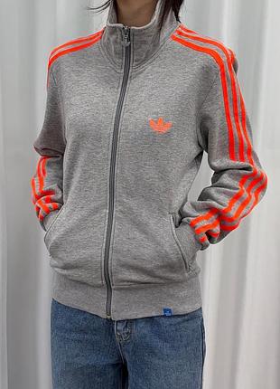Eur 42 adidas бавовна олімпійка з начосом жіноча тепла сіра спортивна кофта на блискавці яскраве помаранчеве лого та смужки