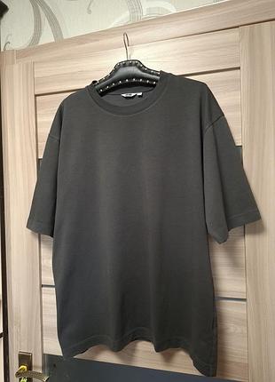 Темно-серая (графитовая) футболка оверсайз uniqlo u