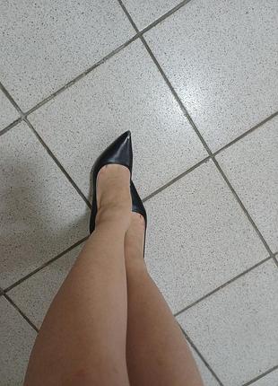 Туфлі 👠 
туфли лодочки черного цвета из натуральной кожи снаружи и середины, подходит на узкую ножку 😉 красиво тянутся, швы очень качественно выполнен
