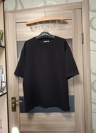 Черная футболка оверсайз uniqlo u