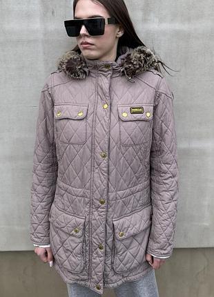 Жіноча стьобана куртка парка barbour international з хутром капучино барбур l