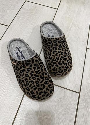 Фірмові жіночі вовняні тапочки-мюлі бренду purewool™ від cosyfeet у стильному леопардовому забарвленні розмір 38